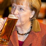 Angela v mld holdovala alkoholu. Pivo si rda dopeje i dnes!