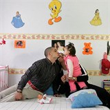 Ve španělské věznici Aranjuez smějí trestanci sdílet celu se svojí rodinou, a to kvůli výchově dětí. Na stěnách tu visí obrázky pohádkových postav, aby si děti neuvědomovaly, že jsou rodiče za mřížemi.