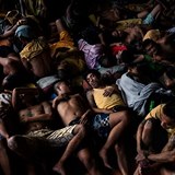 Takto se na sebe mačkají vězni v nápravném zařízení Quezon City ve filipínské Manile. Boj o místo na spaní v cele vyrobené pro 20 lidí tu svádí až 200 trestanců.