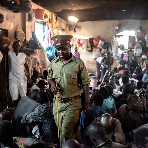 Věznice Maula, nacházející se v africkém Malawi, je standardně přeplněná. Cely jsou zde sice velké a pojmou na 60 vězňů, jenže zcela běžně se jich v jedné těsná 200! Podobné je to s hygienou, o jeden záchod se jich dělí přibližně 120 a jeden kohoutek, pod nímž se dá alespoň částečně omýt, využívá skoro tisícovka lidí. Své tresty si tu odpykávají z velké části migranti z Etiopie.