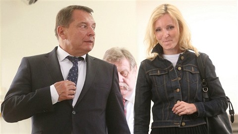 Jiří Paroubek z neúspěchu ve volbách viní především manželku Petru. Jiří Paroubek z neúspěchu ve volbách viní především manželku Petru.