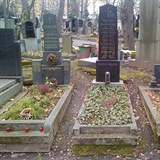 Okoln nhrobky a hroby zstaly v souvislosti s hrobem Jana Koky (28)...