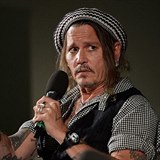 Johnny Depp znovu působí dobře.