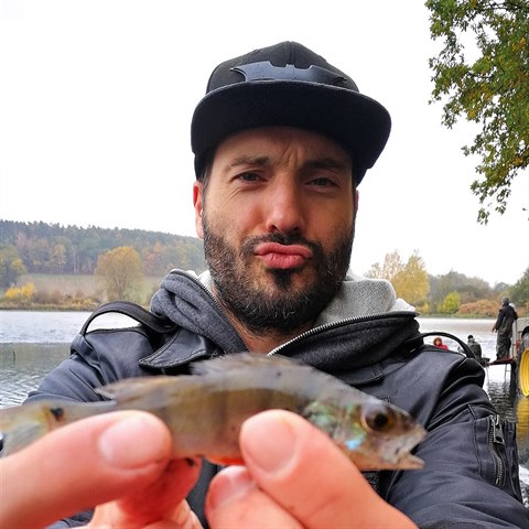 Václav Noid Bárta se k rybám chová velmi humánně a slušně.