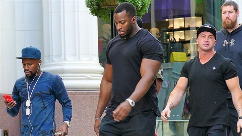 Boxer Mayweather v obklopení svých obřích kumpánů. Boxer Mayweather v obklopení svých obřích kumpánů.