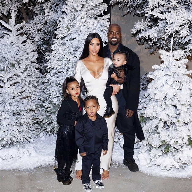 Kim Kardashian bude mít dalí dít od náhradní matky