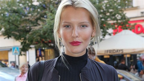 Linda Bartošová je nádherná dívka. I proto je lepší, že se nevěnuje modelingu,... Linda Bartošová je nádherná dívka. I proto je lepší, že se nevěnuje modelingu,...