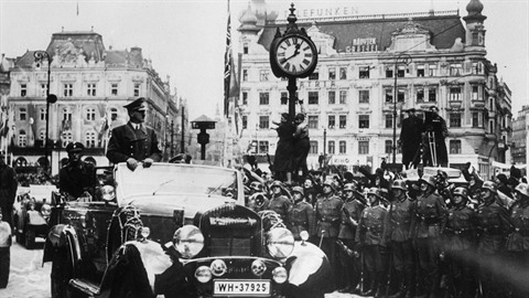 Adolf Hitler přijel do Prahy, kterou už v tu chvíli obsadila jeho armáda.... Adolf Hitler přijel do Prahy, kterou už v tu chvíli obsadila jeho armáda....