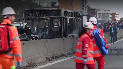 Senegalec zapálil autobus s 51 dětmi, prý mstil migranty. Senegalec zapálil autobus s 51 dětmi, prý mstil migranty.