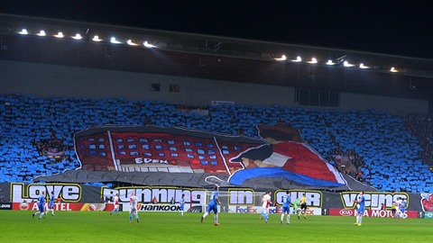 Tribuna Sever pedvedla v zápase s Genkem parádní choreo, ale také z ní létaly...