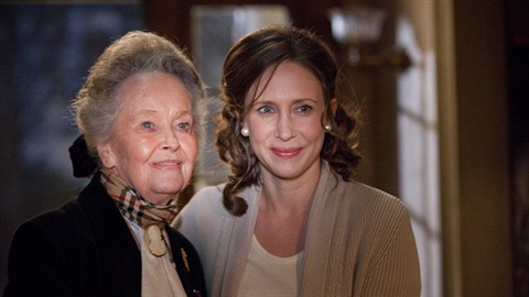 Lorraine Warren a herečka Vera Farmiga, která ji ve filmu V zajetí démonů... Lorraine Warren a herečka Vera Farmiga, která ji ve filmu V zajetí démonů...