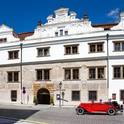 Jízda historickými vozy, respektive jejich replikami, je v Praze velmi oblíbenou kratochvílí turistů.