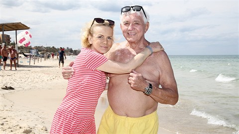 Jiří je rád, že má svou ženu konečně u sebe. A mohli zajít k moři. Jiří je rád, že má svou ženu konečně u sebe. A mohli zajít k moři.