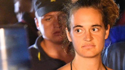Pro jedny kriminálnice, pro další hrdinka. Carola Racketeová se navzdory... Pro jedny kriminálnice, pro další hrdinka. Carola Racketeová se navzdory...
