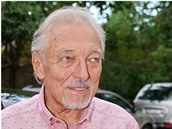 Karel Gott dostal od známého novináře nehezký dárek.