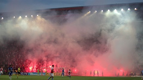 Fanouci Slavie naruili zápas s Olomoucí, klub bude mít dalí problém.