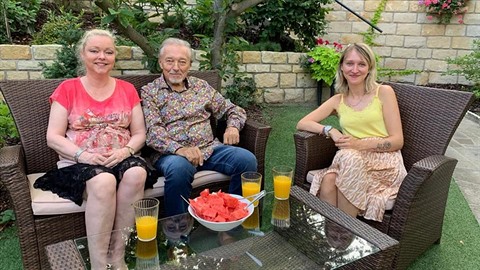Karla Gotta na Bertramce navštívily dcery Dominika a Lucie. Mistr jen zářil... Karla Gotta na Bertramce navštívily dcery Dominika a Lucie. Mistr jen zářil...
