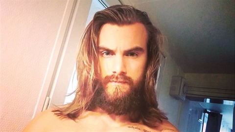 Vypadá jako Aquaman nebo novodobý gladiátor. Vypadá jako Aquaman nebo novodobý gladiátor.