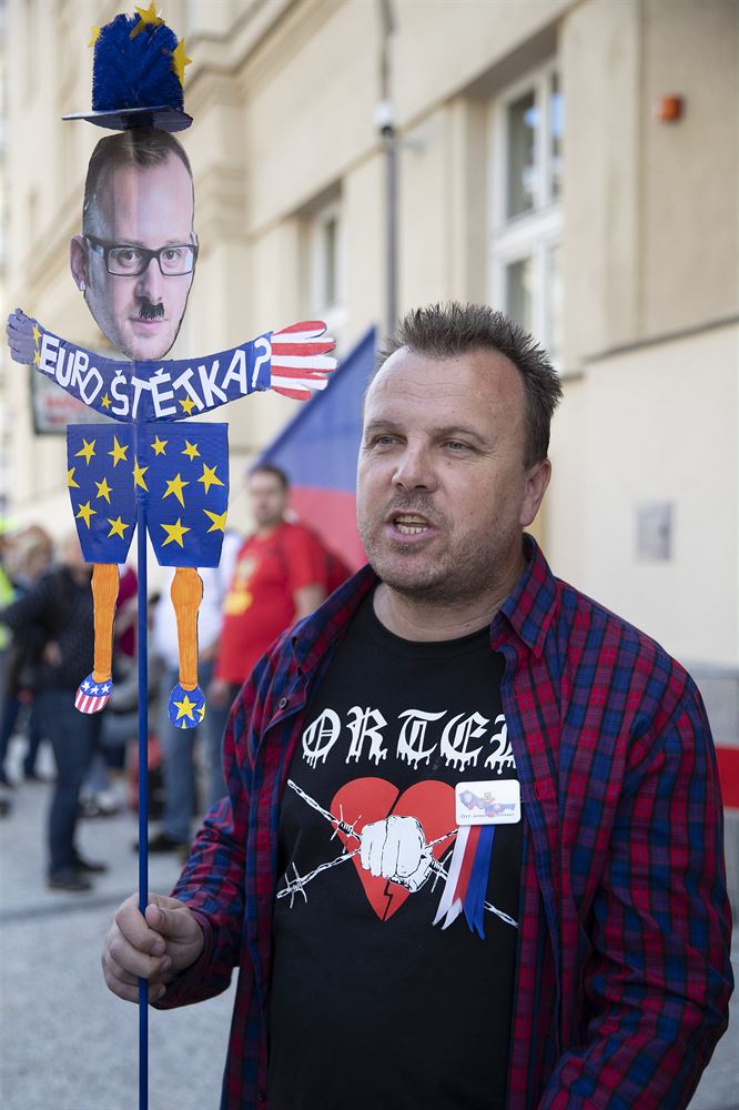 Partička protestující proti přesunu sochy maršála Koněva. Chcete se obléct jako... Partička protestující proti přesunu sochy maršála Koněva. Chcete se obléct jako...