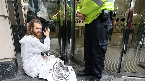 Jeden z demonstrantů. Jeden z demonstrantů.