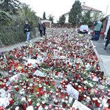 Ped vilou na Bertramce jsou dal tisce svek, kter brn vjezdu do ulice.