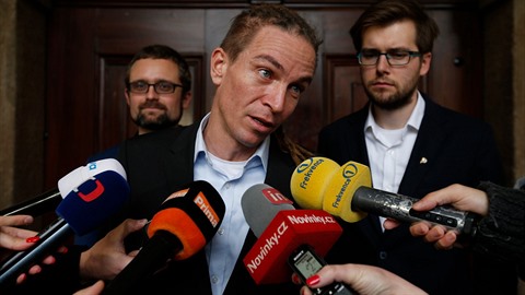 Mikuláš Peksa (vzadu vlevo) a Jakub Michálek (vzadu vpravo) mají mezi sebou... Mikuláš Peksa (vzadu vlevo) a Jakub Michálek (vzadu vpravo) mají mezi sebou...