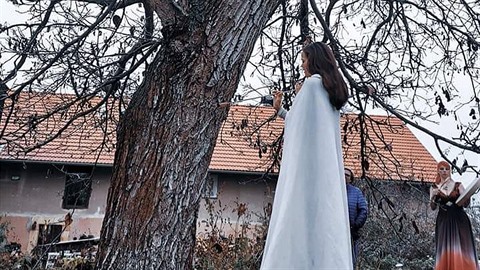 Lilia Khousnoutdinova a její rituál lámání šípu krkem. Lilia Khousnoutdinova a její rituál lámání šípu krkem.