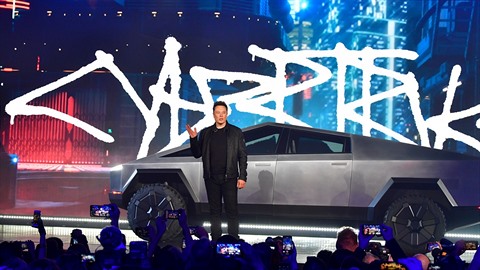 Elon Musk při prezentaci nového pick-upu od Tesly. Elon Musk při prezentaci nového pick-upu od Tesly.