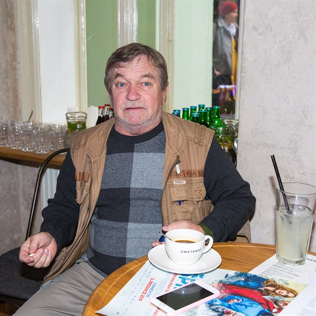 Roman Skamene se alkoholu nevyhýbá.