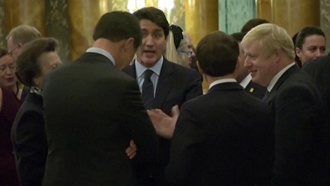 Trudeau, princezna Anna a Boris Johnson drbou o Trumpovi. Trudeau, princezna Anna a Boris Johnson drbou o Trumpovi.