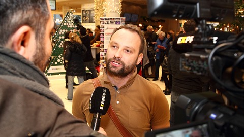 Marku Dědíkovi zničili po autě i skútr. Marku Dědíkovi zničili po autě i skútr.
