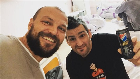 Martina Fenina navštívil v nemocnici Tomáš Ujfaluši. Martina Fenina navštívil v nemocnici Tomáš Ujfaluši.