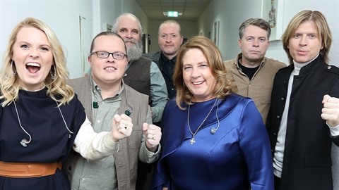 Patricie, Angelo, Kathy (vepředu), strýc, Joey, Johny, Jimmy. (vzadu). Patricie, Angelo, Kathy (vepředu), strýc, Joey, Johny, Jimmy. (vzadu).