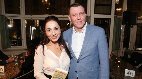Michaela Kuklová vyvedla partnera Jiřího do společnosti. Michaela Kuklová vyvedla partnera Jiřího do společnosti.