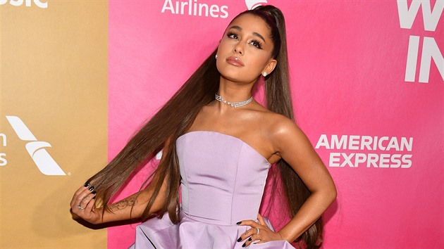 Ariana Grande má neskuten dlouhé vlasy