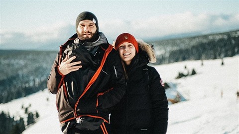 Tereza je pyšná maminka i manželka, která si rodinnou pohodičku užívá na horách. Tereza je pyšná maminka i manželka, která si rodinnou pohodičku užívá na horách.