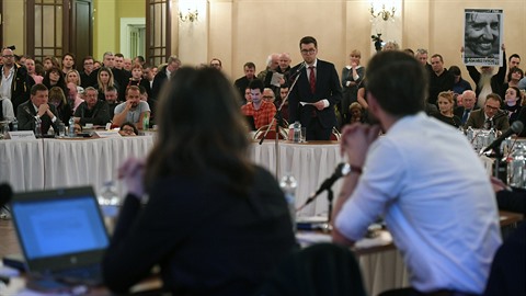 Předseda poslaneckého klubu Pirátů Jakub Michálek (vzadu) hovoří na mimořádném... Předseda poslaneckého klubu Pirátů Jakub Michálek (vzadu) hovoří na mimořádném...