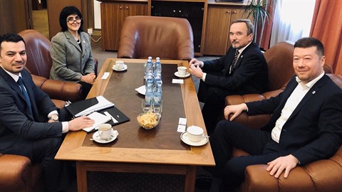 Tomio Okamura se proměnil v diplomata a jedná o světovém míru. Tomio Okamura se proměnil v diplomata a jedná o světovém míru.