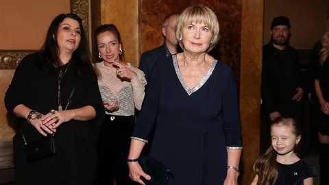 Eliška Balzerová se svou filmovou vnučkou. Eliška Balzerová se svou filmovou vnučkou.