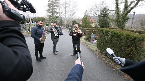 Poslední rozloučení s věštkyní Jolandou. Poslední rozloučení s věštkyní Jolandou.