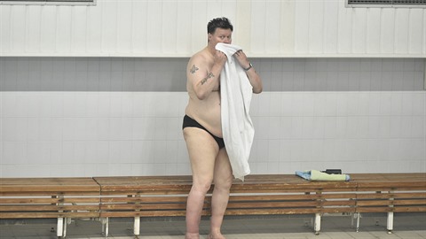 Čtvrthodinka v bazénu stačila, Timo Tolkki míří zpět do hotelu. Čtvrthodinka v bazénu stačila, Timo Tolkki míří zpět do hotelu.