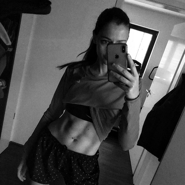 Postavu má stále dokonalou.