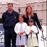 Princ Andrew, vvodkyn Sarah a jejich dcery Beatrice a Eugenie
