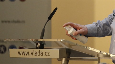 Dezinfekce je jedna z věcí, která v obchodech chybí. Dezinfekce je jedna z věcí, která v obchodech chybí.