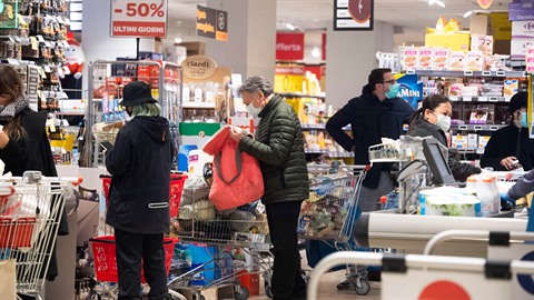 Itálii po vyhlášení karantény zachvátila nákupní horečka. Itálii po vyhlášení karantény zachvátila nákupní horečka.