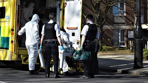 Britští záchranáři bojují s koronavirem Britští záchranáři bojují s koronavirem