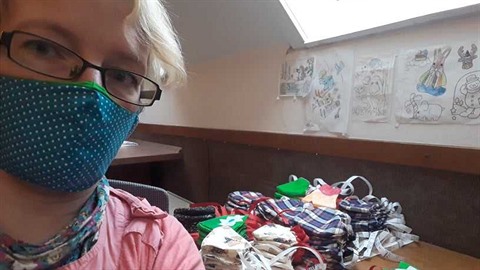 Češi pomáhají: Marcela Schejbalová stihla ušít víc než tisíc roušek. Češi pomáhají: Marcela Schejbalová stihla ušít víc než tisíc roušek.