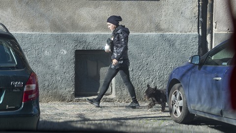 Kateřina Kaira Hrachovcová chodila po Vinohradech bez roušky. Tu měla volně... Kateřina Kaira Hrachovcová chodila po Vinohradech bez roušky. Tu měla volně...