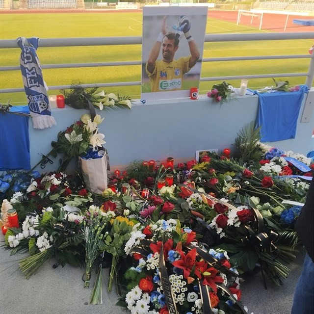Pietní místo na tribunách