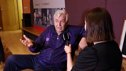 Celou karanténu byl zavřený u sebe v domě a měl čas se starat o zahrádku a... Celou karanténu byl zavřený u sebe v domě a měl čas se starat o zahrádku a...